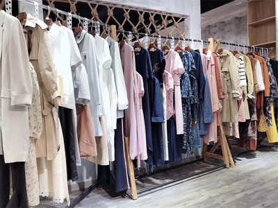 深入解析大眾品牌國外服裝店加盟費(fèi)用與批發(fā)貨源策略